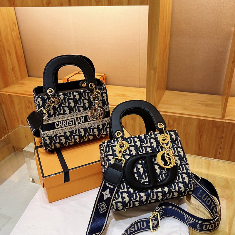 Sac à main transfrontalier Dai Fei pour femmes 2024 Nouvelle texture Luxe léger Cette année Populaire Broderie Bandoulière À Travers Petits Sacs