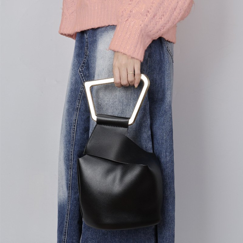 Spot européen et américain mode niche design nouveau sac seau irrégulier personnalité femmes acrylique main mode sac pour femmes