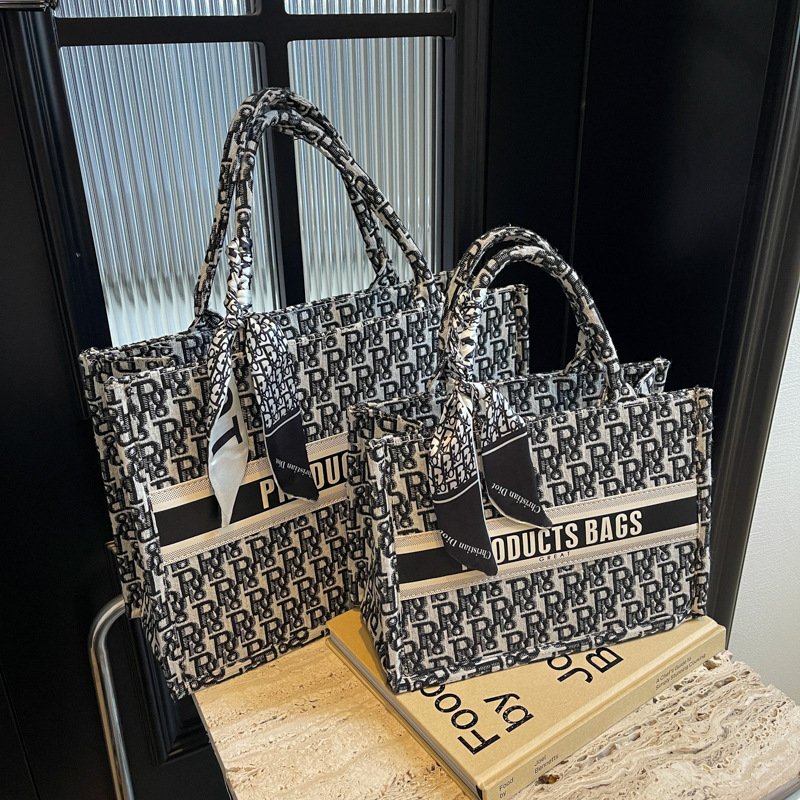 Sac fourre-tout de mode de transport pour femmes 2024 Nouveau sac à bandoulière polyvalent imprimé alphabet de grande capacité