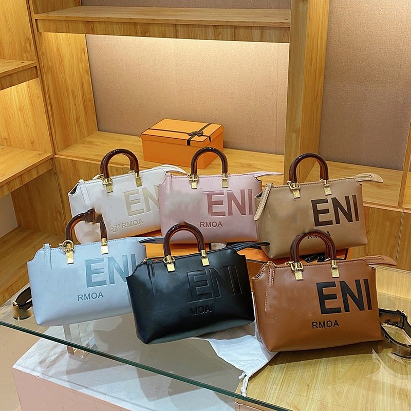 Haut de gamme léger luxe rétro Boston petit sac femme sac de banlieue texture de mode polyvalent épaule bandoulière sac à main