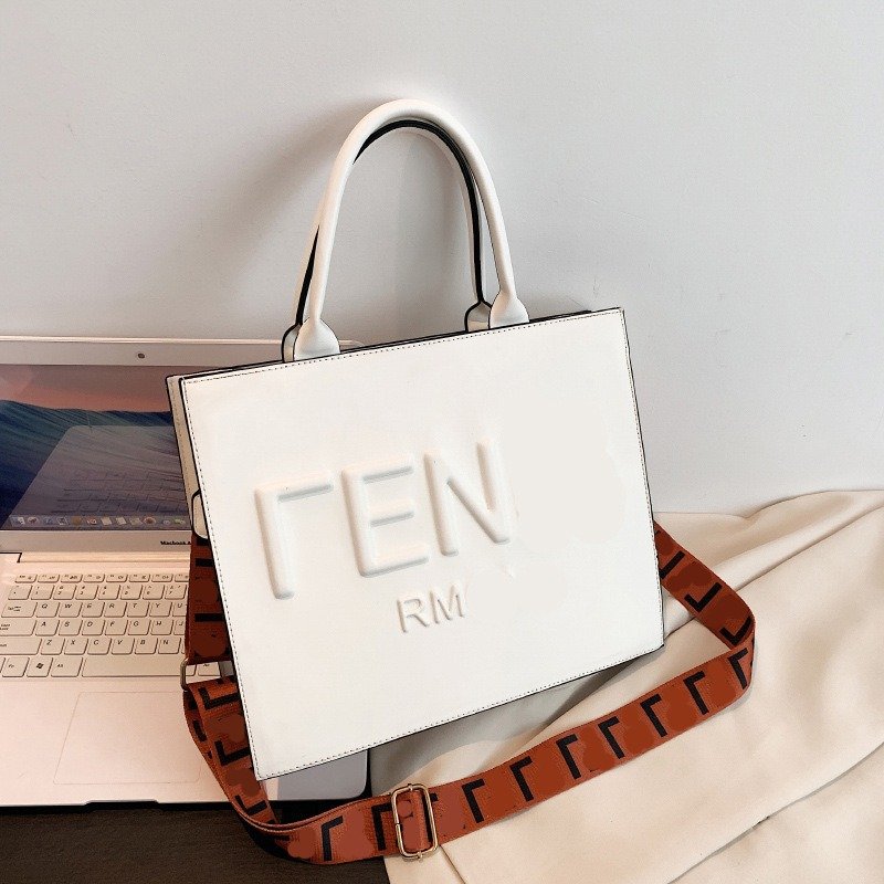 2024 printemps nouvelle grande capacité casual classique simple sac fourre-tout de banlieue de haute qualité sac pour femmes de haute qualité transfrontalier