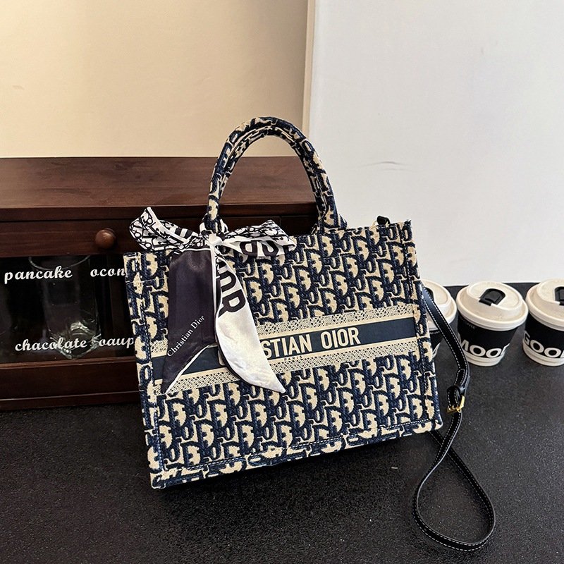 2024 nouveau sac à main brodé de luxe léger de grande capacité, sac pour femmes, sac fourre-tout de navetteur d’employé de bureau, sortez et soyez polyvalent